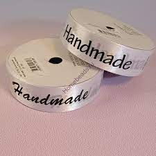 Лента атласная с рисунком "Hand made" шир.15мм цв.св.серый 1м/22,86 м