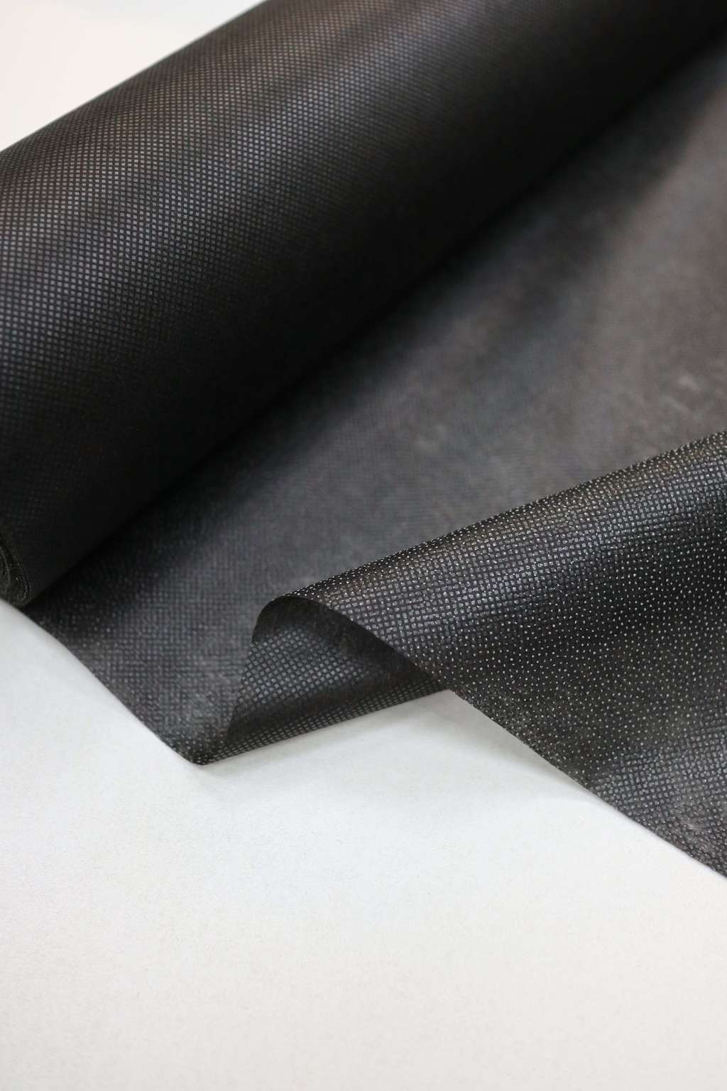 Нетканный материал (флизелин) "Гамма" клеевой сплошной   G-530c   40 г/кв.м ± 2   100 см  чёрный